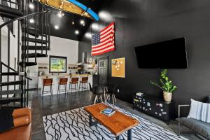 TV a/nebo společenská místnost v ubytování New Barn/King Beds/Hot Tub/Spacious Level Parking