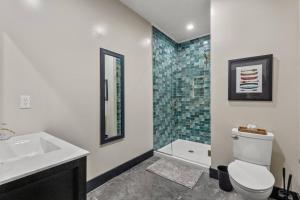 Koupelna v ubytování New Barn/King Beds/Hot Tub/Spacious Level Parking + 66 fotografií