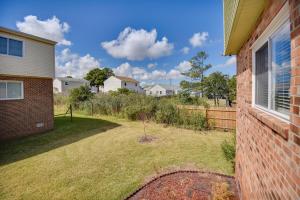 Κήπος έξω από το Easy Beach Access Duplex half Mi to Chesapeake Bay