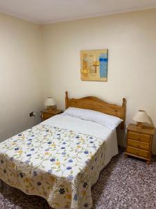 une chambre avec un lit et deux tables de nuit avec lampes dans l'établissement Casa la solana, à La Molata