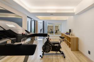 a room with a gym with a exercise bike at Capitalia Palacio Polanco in Mexico City