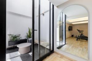 a hallway with sliding glass doors and a gym at Capitalia Palacio Polanco in Mexico City +30 photos