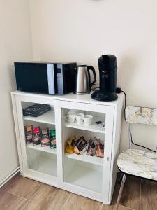 Příslušenství pro přípravu čaje a kávy v ubytování Gemütliche Wohnung im Gutshaus