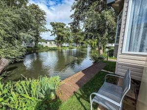 Gallery image of Cosy 8 Berth Caravan With Decking And Lake-Views At Weeley Bridge Ref 69001Lv in Clacton-on-Sea