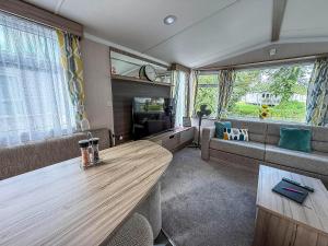 Gallery image of Cosy 8 Berth Caravan With Decking And Lake-Views At Weeley Bridge Ref 69001Lv in Clacton-on-Sea