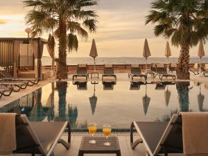 Bazén v ubytování Malibu Imperial Resort nebo v jeho okolí