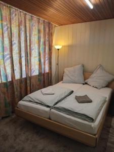 ein Bett mit zwei Handtüchern auf einem Zimmer in der Unterkunft 3 Bedroom Cozy Apartment 30min zu Hamburg in Buchholz in der Nordheide