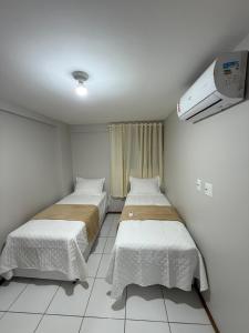 een kamer met 2 bedden en airconditioning bij Apartamento em Maceió in Maceió
