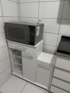 een magnetron met een koelkast bij Apartamento em Maceió in Maceió