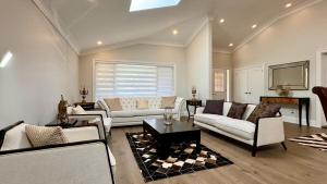 Ruang duduk di Luxury 4BR Retreat with Pool, Piano, Spa & Games