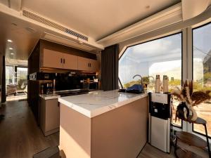 eine Küche mit Theke und großem Fenster in der Unterkunft Capsule Mountain in Lagunillas