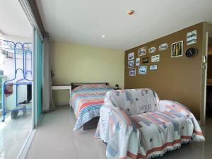 Postel nebo postele na pokoji v ubytování Bangsaray Beach Condo B620 บางเสร่ บีช + 16 fotografií