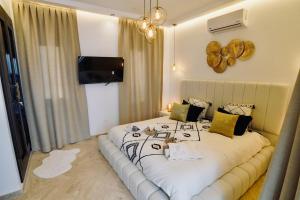 マラケシュにあるVilla Dar Sokaのベッドルーム(大型ベッド1台、ソファ付) +27枚の写真