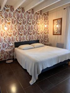Ένα ή περισσότερα κρεβάτια σε δωμάτιο στο La Maison Sur La Colline +7 φωτογραφίες