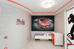 スームィにあるApartament loft Centerの壁に車の絵が飾られた子供部屋