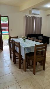 tavolo da pranzo con sedie, tavolo e divano di Mango Home Iguazú a Puerto Iguazú