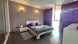Un pat sau paturi într-o cameră la Apartament Cozy cu Jacuzzi Spa