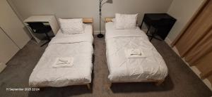 Katil atau katil-katil dalam bilik di Bright & Chic 3-Bed Unit for Family or Business by UofA, Whyte Ave, Downtown in Edmonton