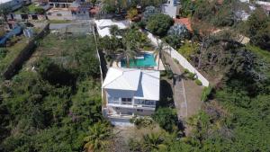 マリカーにあるParaíso da Lagoa - Piscina, Deck e Confortoのプール付きの家の航空写真