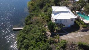 マリカーにあるParaíso da Lagoa - Piscina, Deck e Confortoの水辺の白屋の空見 +24枚の写真