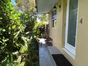 un portico di una casa con piante e una finestra di Modern Miami Gem, Fresh Studio by Coral Gables #4 a Miami