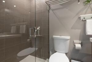 un bagno con wc e doccia in vetro di Modern Miami Gem, Fresh Studio by Coral Gables #4 a Miami Altre 21 foto