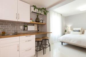 una cucina con un lavandino e un letto in una stanza di Modern Miami Gem, Fresh Studio by Coral Gables #4 a Miami