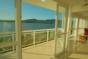マリカーにあるParaíso da Lagoa - Piscina, Deck e Confortoの水辺の景色が見えるバルコニー付きの部屋