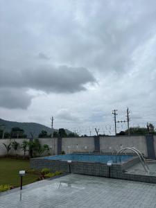 una piscina en la parte superior de un edificio en Aravali Vatika, en Alwar
