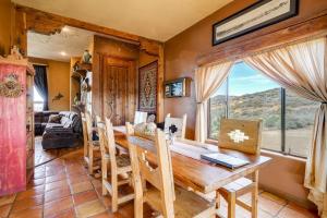 een eetkamer met een tafel en een kamer met uitzicht bij Mtn-View Adobe Home with Large Deck Near Prescott! in Humboldt