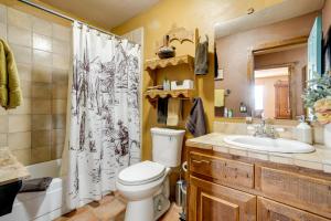 een badkamer met een toilet, een wastafel en een douche bij Mtn-View Adobe Home with Large Deck Near Prescott! in Humboldt +34 foto's