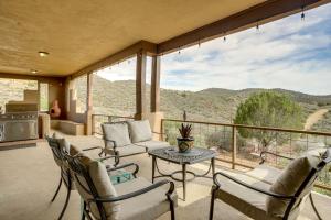 een terras met stoelen en een tafel op een balkon bij Mtn-View Adobe Home with Large Deck Near Prescott! in Humboldt