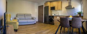 a kitchen and living room with a table and chairs at Apartamentos El Puente in Covarrubias