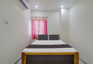 a bed in a room with a window at Super Collection O Sv Grand Patancheru in Patancheru