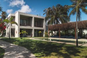 瓜吉鲁Luau Hotel的带游泳池和棕榈树的别墅