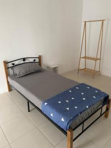 a bed in a room with a wooden frame at Homestay TigaCahaya in Seremban