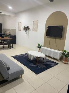 TV a/nebo společenská místnost v ubytování Homestay TigaCahaya