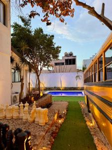 uno scuolabus parcheggiato accanto a un cortile con una scacchiera di Bright Studio with Shared Pool Access a Mérida