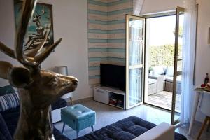 a living room with a deer head on the couch at Silver horn apartment in Pizzo