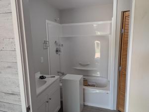 夸利库姆海滩Bela bahia的一间白色浴室，配有洗手池和马桶