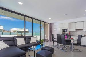 un salon avec un canapé et une table dans l'établissement Villa Alana by Villa Plus, à Corralejo