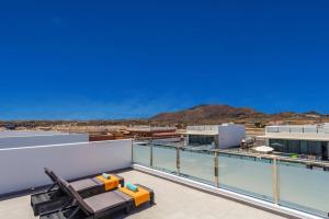 une chaise sur le toit d'un bâtiment dans l'établissement Villa Alana by Villa Plus, à Corralejo