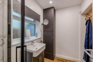 ein Badezimmer mit Waschbecken und Spiegel in der Unterkunft Quayside Cottage in Rye + 15 Fotos