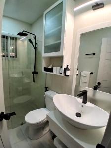 Un baño de Atrium Apartments - Saffron Bloom