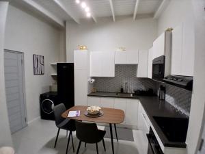 Una cocina o kitchenette en Atrium Apartments - Saffron Bloom 6 fotos más