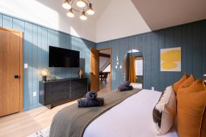Katil atau katil-katil dalam bilik di Scandi Bliss Fall Colors, Lake & Game Room +44 gambar