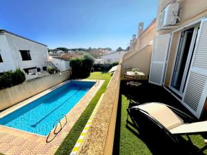 a swimming pool in the backyard of a house at Ca L'Anxoveta - casa amb piscina a prop de la platja a l'escala in L'Escala