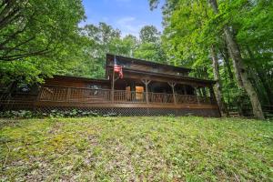 Una casa con un porche envolvente en el bosque. en The Smore the Bearier, en Zionville
