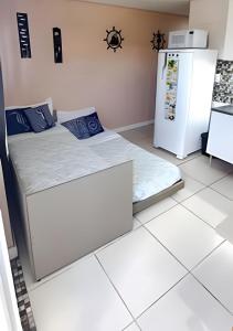 una habitación con dos camas y una nevera en Apartamento térreo climatizado próximo a praia, en Itapema 14 fotos más