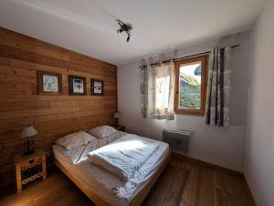 une chambre avec un lit et une fenêtre dans l'établissement Chalet Du Bois De Suffin N°10 - Grand appartement de standing - 6/8 personnes MAE-8244, à Montgenèvre